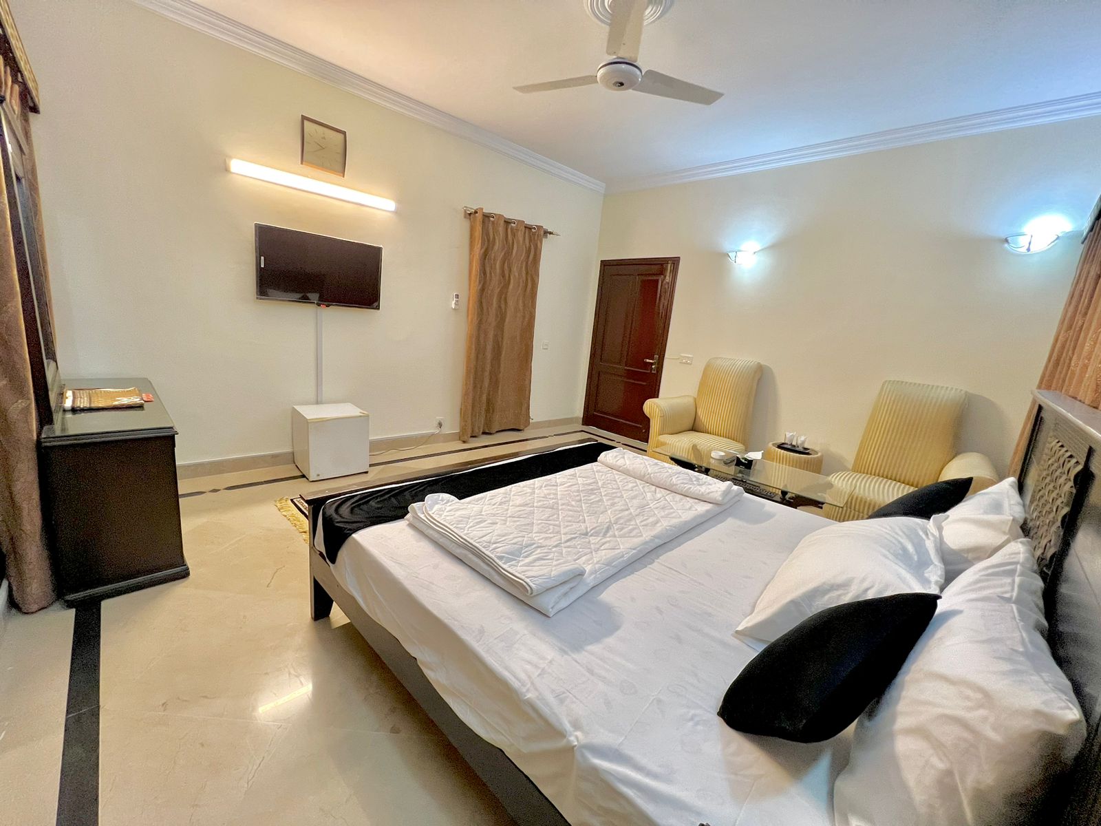 executive room family guest house Islamabad e11 step inn guest house